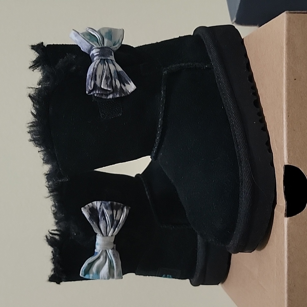 UGG, girls, size 7, black, medium-high, boots.